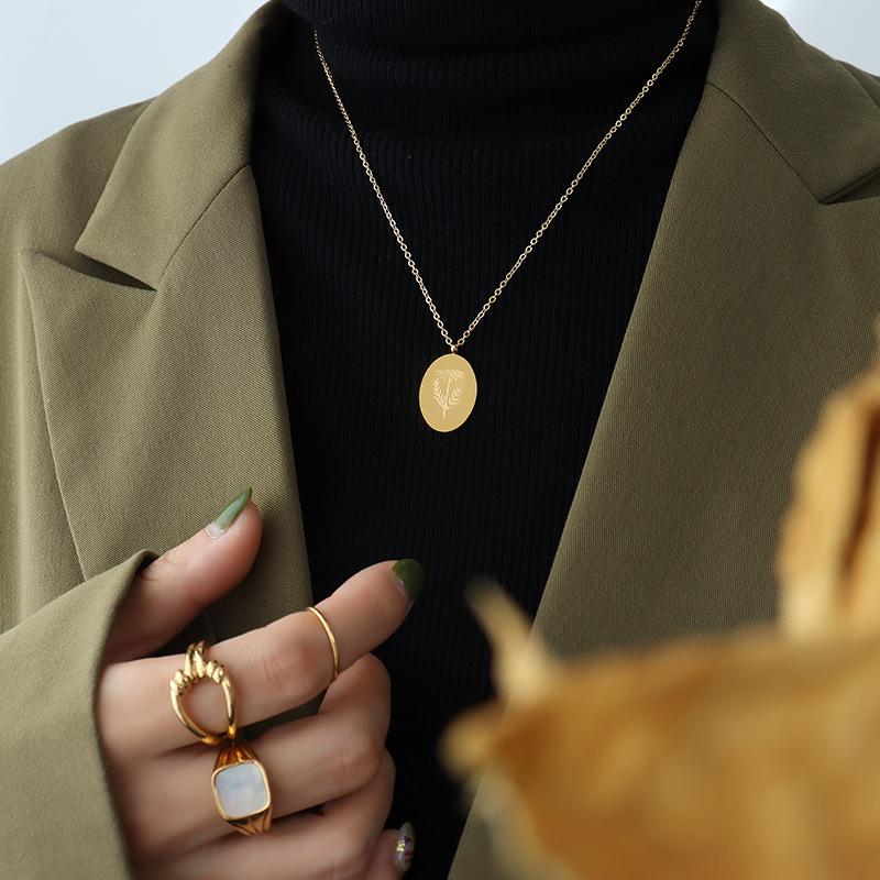 Style Engraved Flower Pendant Titanium Steel Necklace, Retro Fashion Women'S Gold-Plated Non-Fading Necklace Jewelry