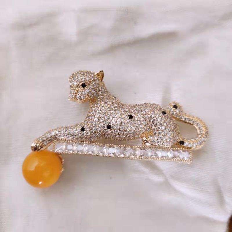 Copper micro-paved zircon leopard brooch - elegant and unique animal brooch for men s suits