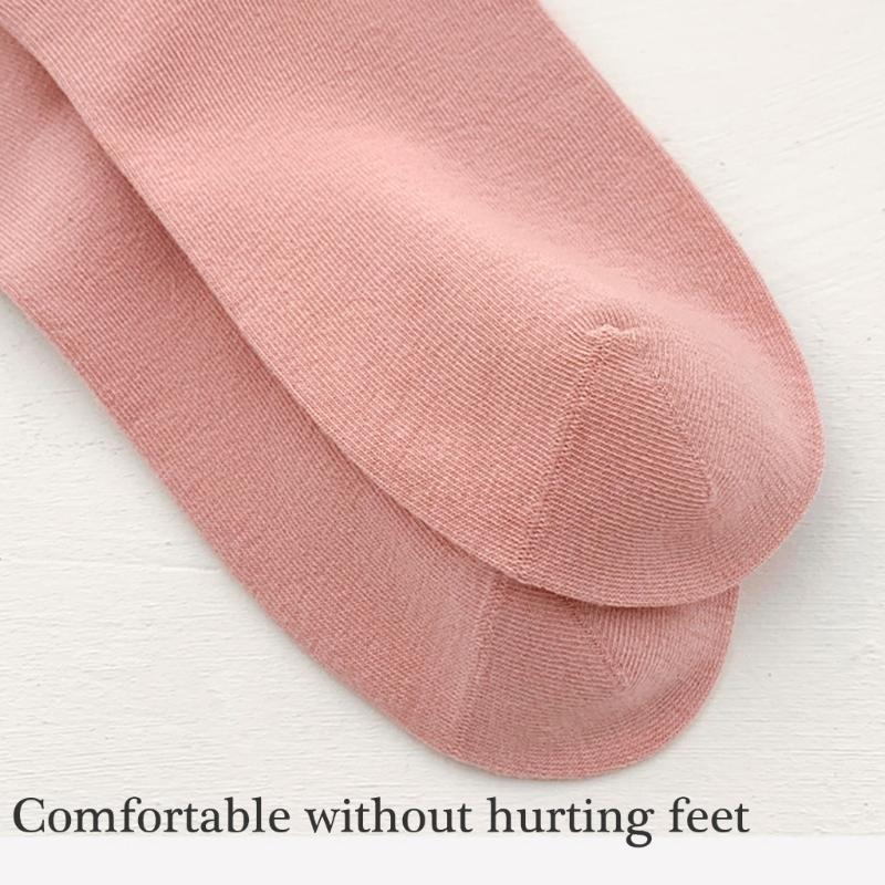 Fashionable Middle Calf Socks with Cartoon Cats Print in Soft Cotton Color Block Student Crew Socks Hosiery for Women