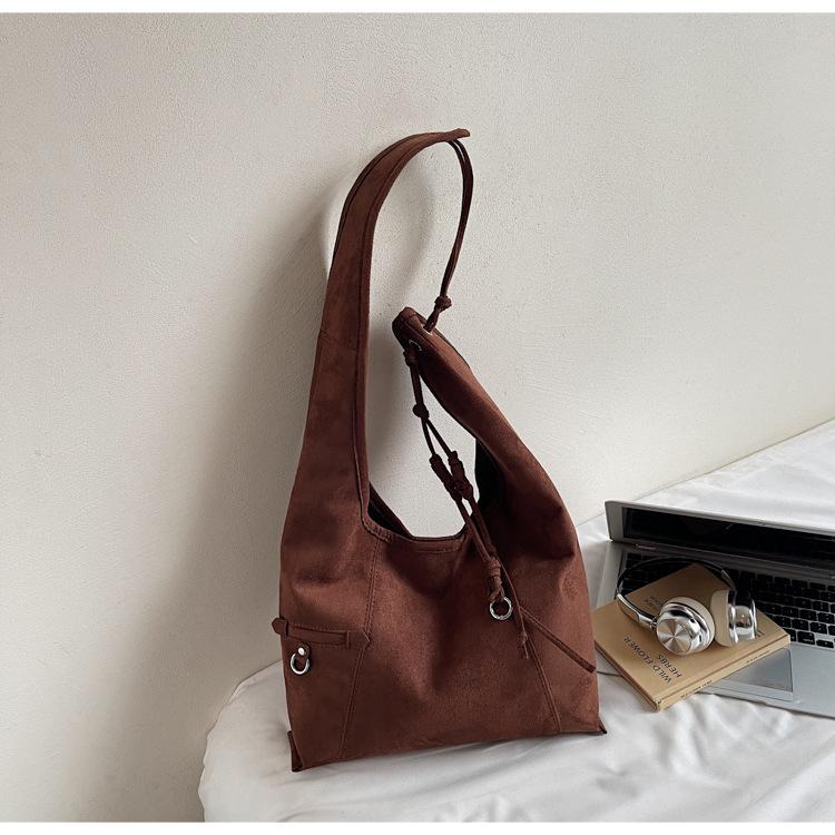 

New matte large-capacity tote bag New Korean version casual messenger bag Lazy wind single shoulder armpit bag women темно-коричневого