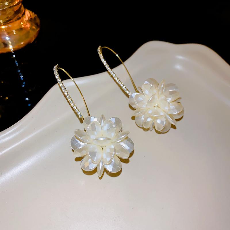 

Diamond-encrusted white flower geometric earrings Korean niche light luxury temperament ear hook simple high-end earrings women