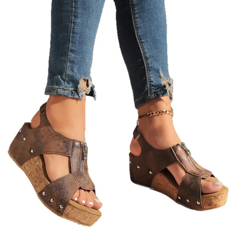 Sommer Dickbesohlte Keilabsätze Fischmaulschuhe Einzeilige Damenslipper in Übergröße Genietete Damen Schuhe mit offenem Zeh