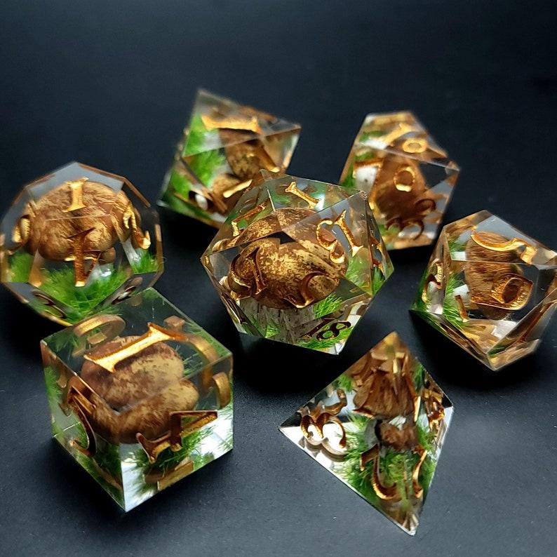 

Набор кубиков DnD Resin, набор кубиков Forest Mushroom Moss, кубики DnD Sharp Edge D20 dice Only
