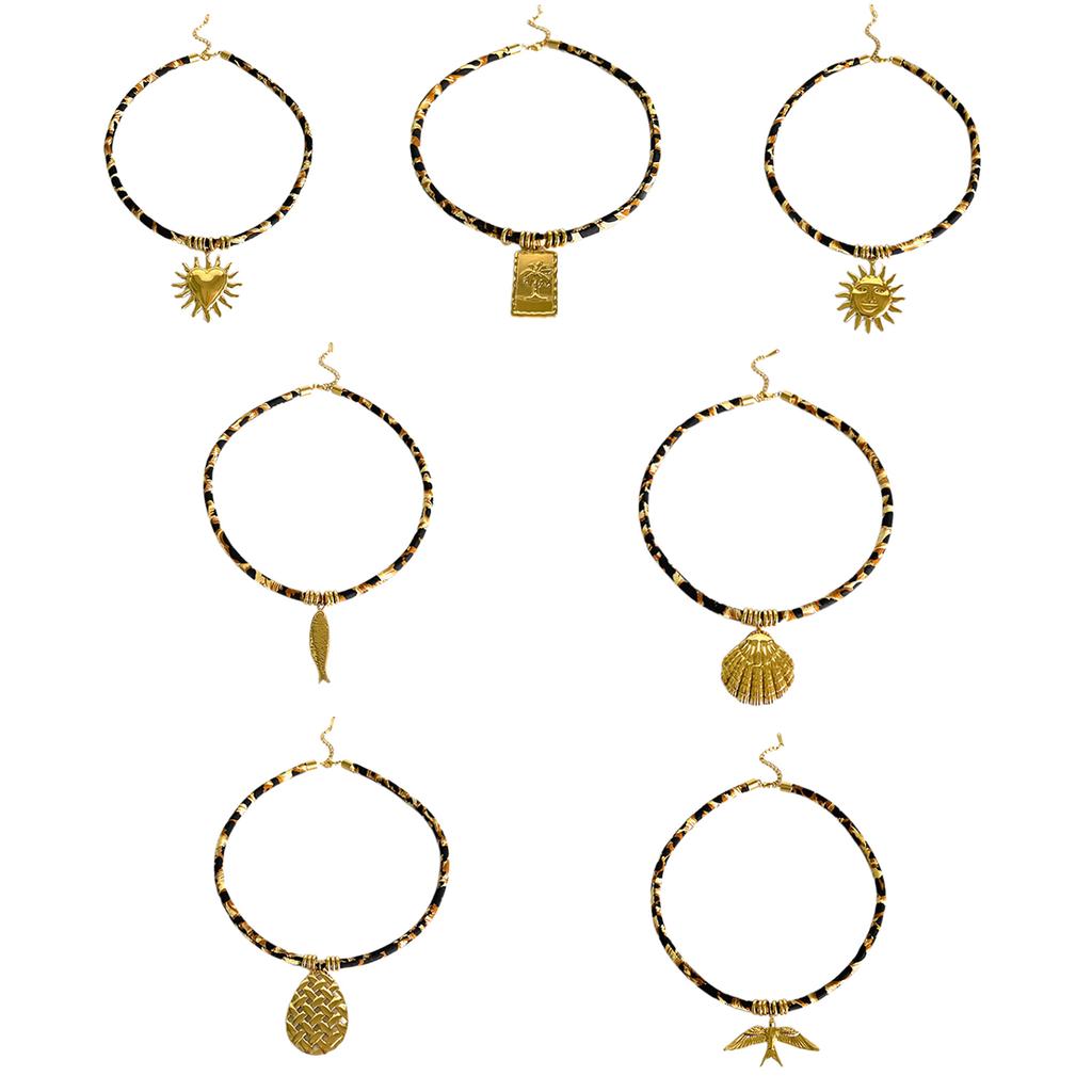 Unikalnie zaprojektowany łańcuszek ze stali nierdzewnej z nadrukiem w panterkę i zawieszką w odcieniu złota dla osób podążających za modą