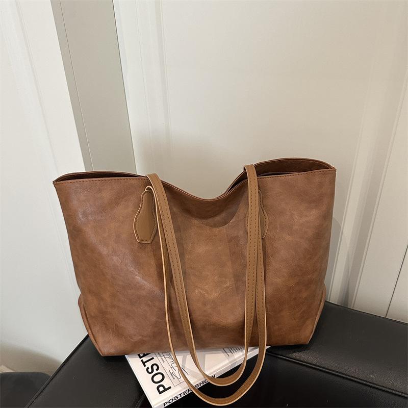 Retro high-end large-capacity bag tote bag, new simple commuter bag, fashionable single shoulder armpit bag.