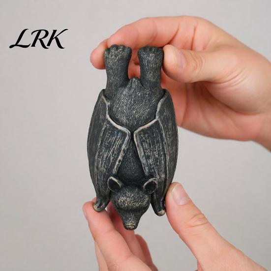 Realistic Hanging Bat Halloween Figurine, Resin Sculpture, Gothic Upside Waterproof Statue Down for Outdoor Garden Tree Yard Decor Distressed Retro