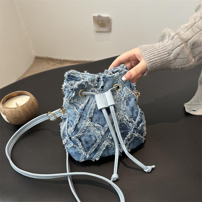 

Персонализированная зарубежная джинсовая мода простая однотонная корейская версия сумка-ведро женская большая вместимость универсальная высокая текстура сумка-мессенджер синий