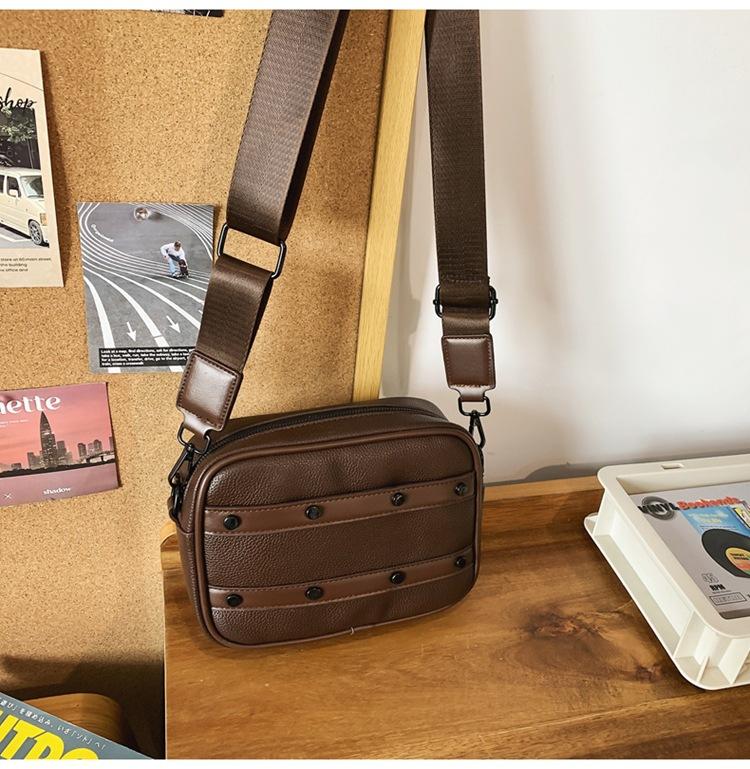 

Текстурированная маленькая квадратная сумка с заклепками, мужская сумка через плечо, универсальная повседневная японская сумка-мессенджер, студенческая маленькая сумка для мобильного телефона коричневый