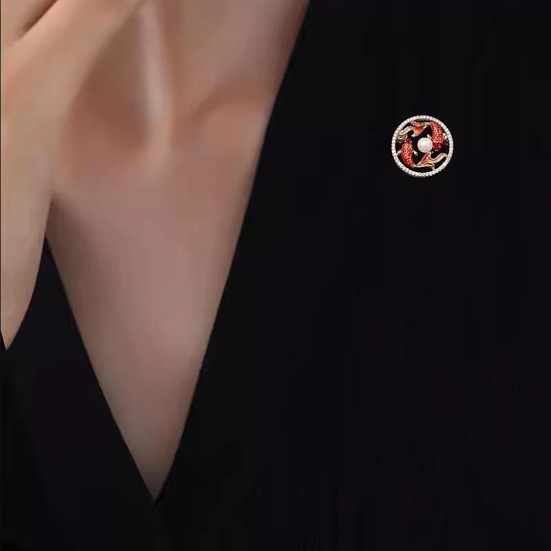 Double Carp Playing with Pearls Brooch, High-end Koi Flower Brooch, Niche Design, Anti-glare Pin