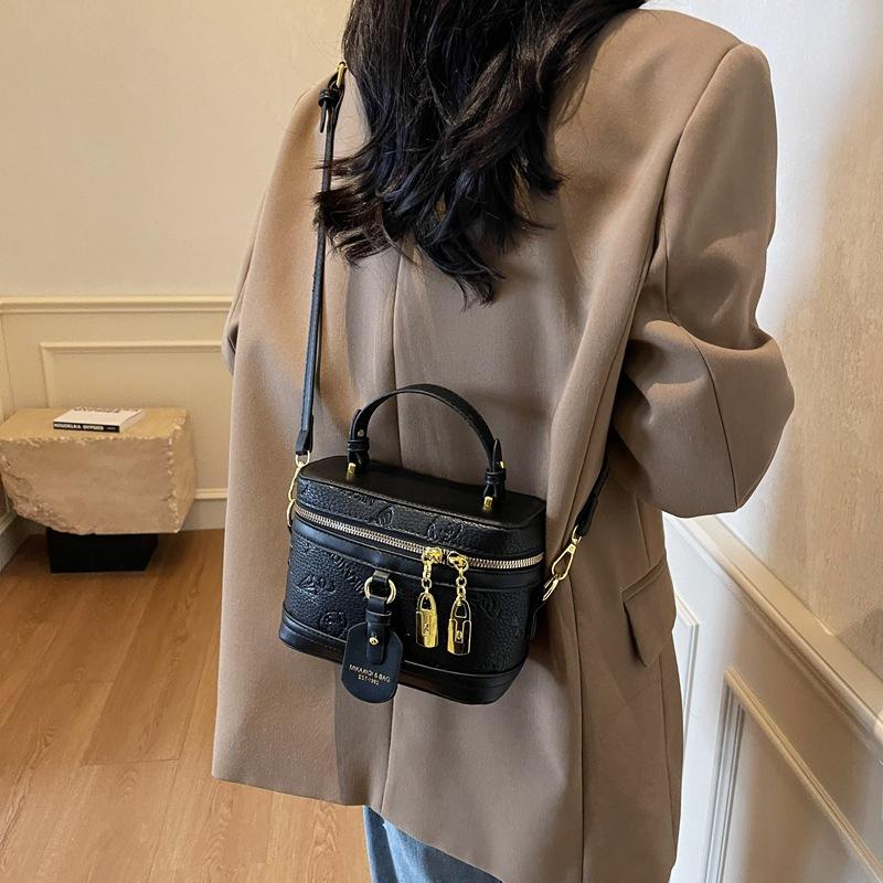 High-end fashion portable bucket bag women's 2025 new trend versatile shoulder bag to work commuter casual women's bag