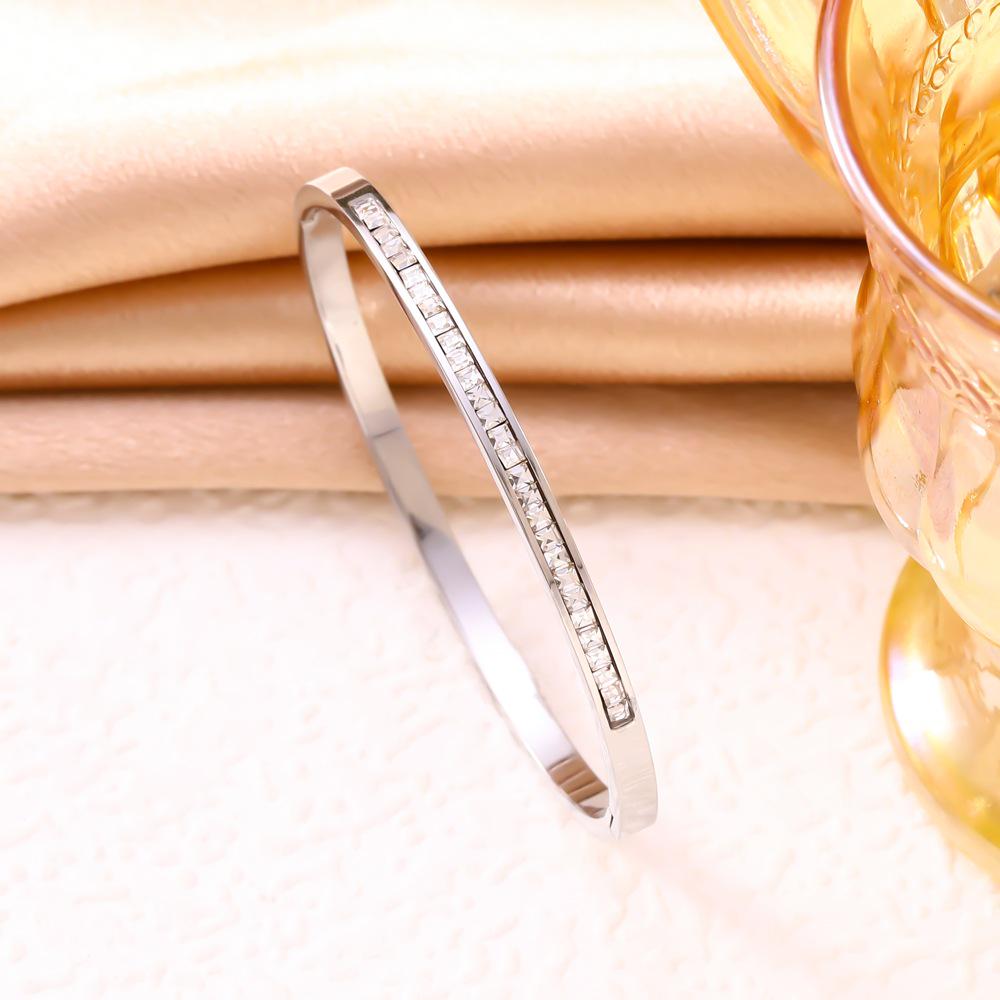 18K Gold Diamond-Studded Titanium Steel Bracelet with Starry Sky Buckle - Luxury Niche Design