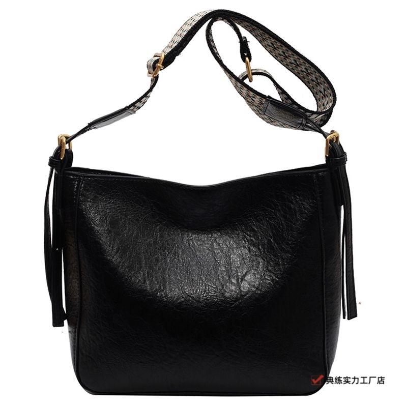 Large Capacity Bag Female Internet Celebrity Fashion Retro Shoulder Bag Wide Shoulder Strap Crossbody Bucket Bag Class Commuter Tote Bag