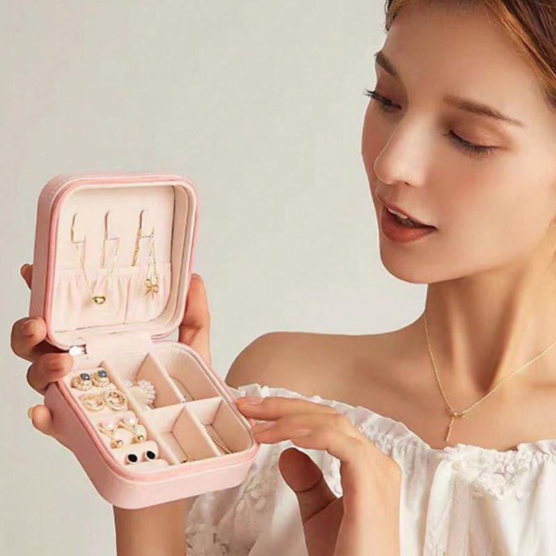 

1 шт. Портативный футляр для украшений Маленькие шкатулки для украшений для женщин Простой домашний органайзер Органайзер для путешествий Изящная мини-коробка для хранения для путешествий Чехол на молнии для украшений розовый