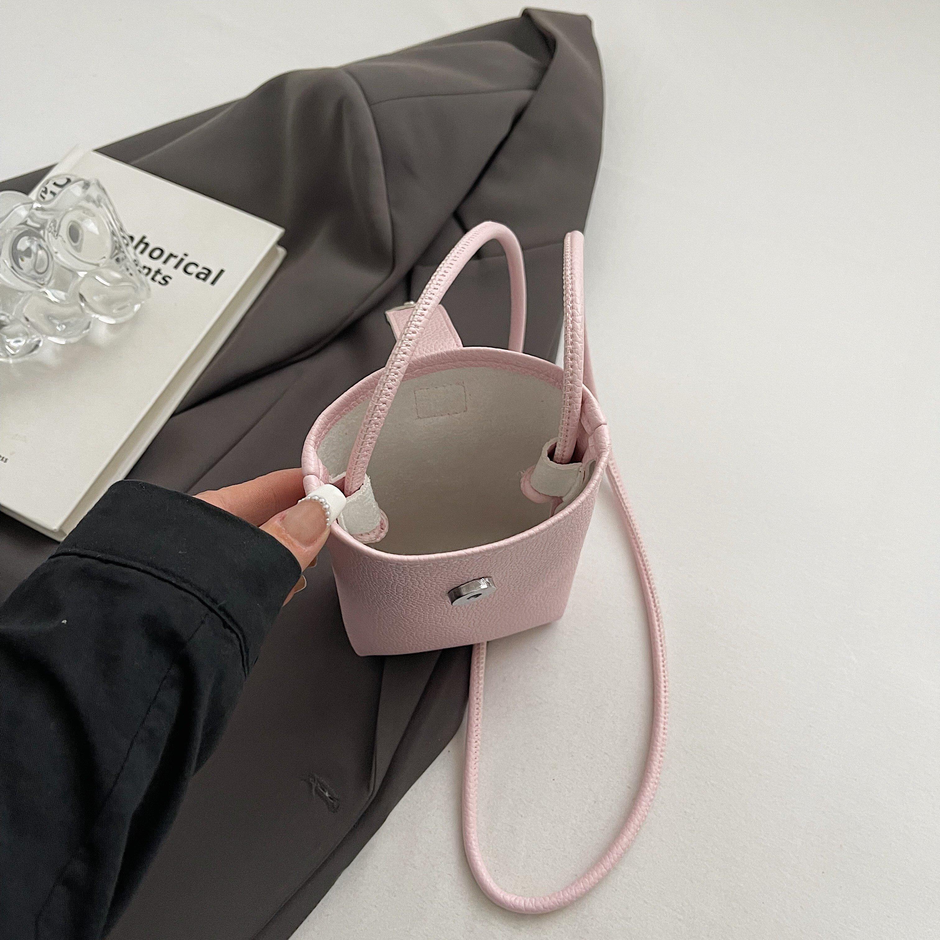 Модная монохромная сумка через плечо — фото 7