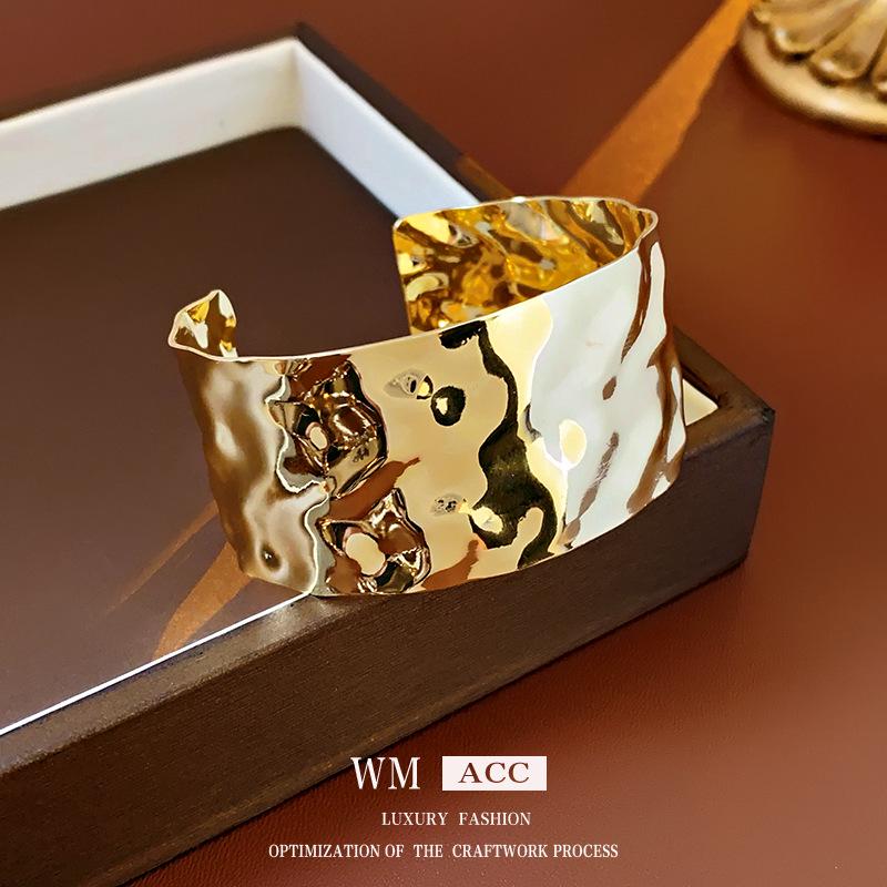 European & American Pleated Metal Bangle: Elegant Cold-Style Bracelet with High-End Luxury Design