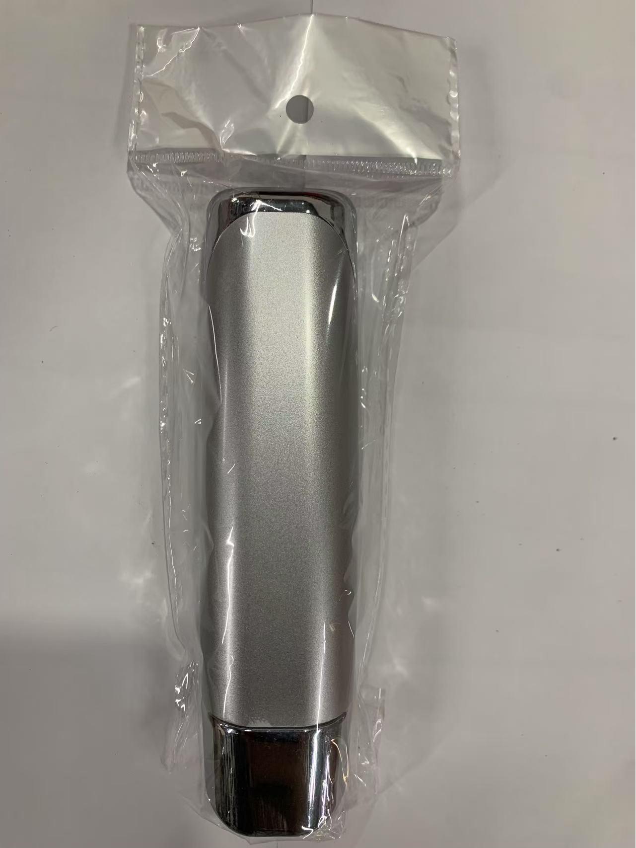 

Защитный чехол для ручного тормоза автомобиля с рисунком из углеродного волокна, упакован в блистерную упаковку.