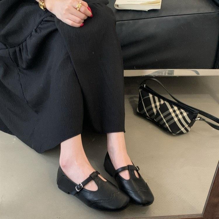 Retro flat-soled T-buckle single shoes, small leather shoes, autumn new British style engraved Mary Jane shoes