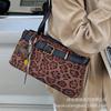 Premium texture retro leopard print single shoulder underarm bag women's 2025 new autumn and winter large-capacity commuter baguette bag