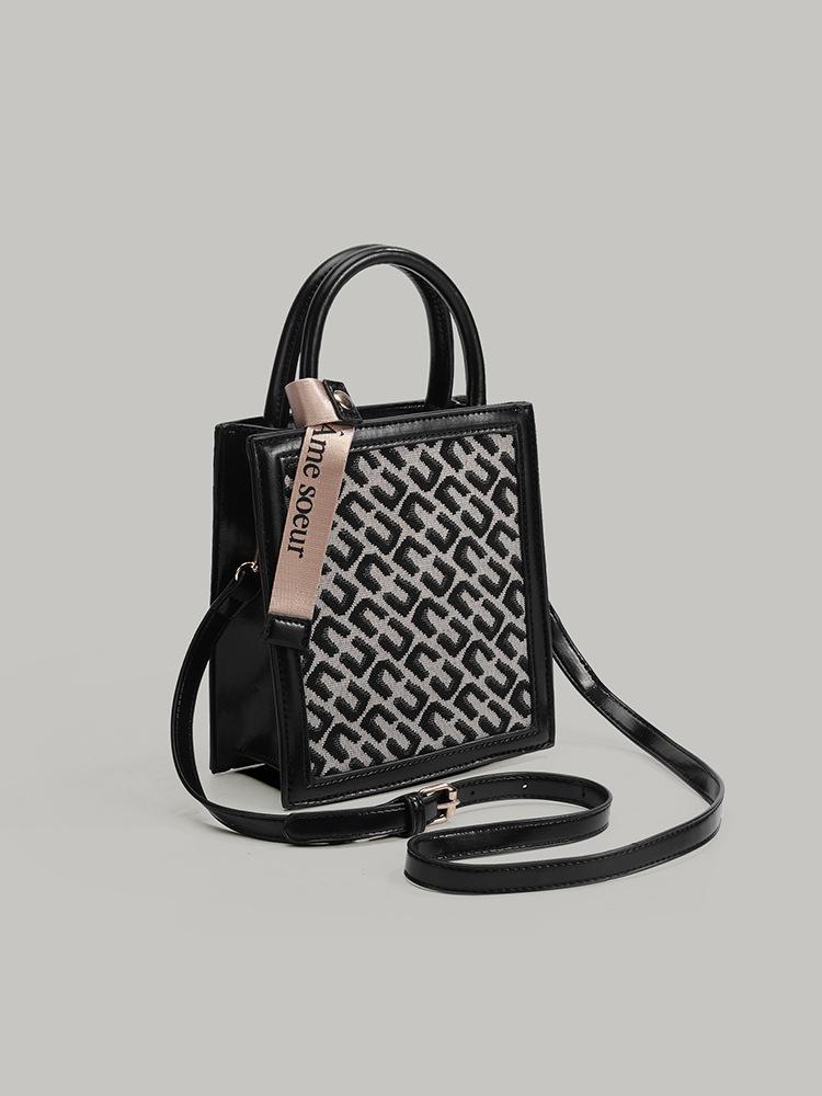 

Spring and summer French retro underarm women s bag 2025 new niche jacquard handbag premium texture shoulder messenger bag чорний