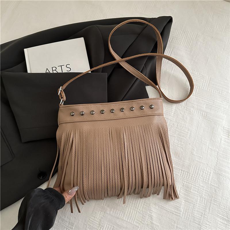 

Сумка большой вместимости с кисточкой и заклепками, женская, корейская версия, новая женская сумка, простая и популярная женская сумка через плечо, простая сумка-мессенджер хаки