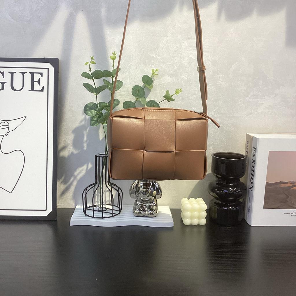 New Woven Small Square Bag, Shoulder Messenger Bag, High-end Retro Niche Design, Soft Leather Women's Bag Fashion