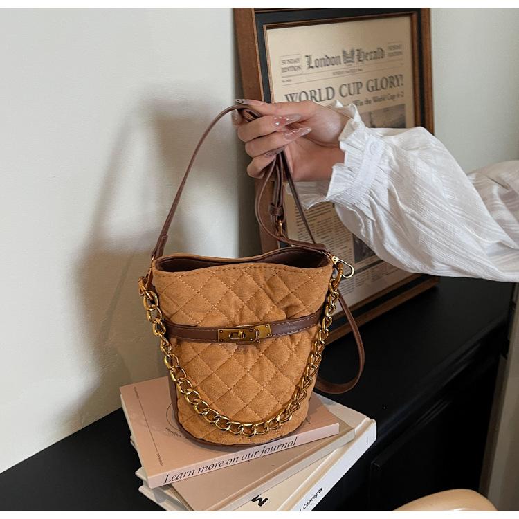 Ladies' Crossbody Bag with Leather Velvet, Diamond Grid Embroidery Thread, Chain Decoration, Small Bucket Bag, Versatile Single Shoulder Crossbody Bag