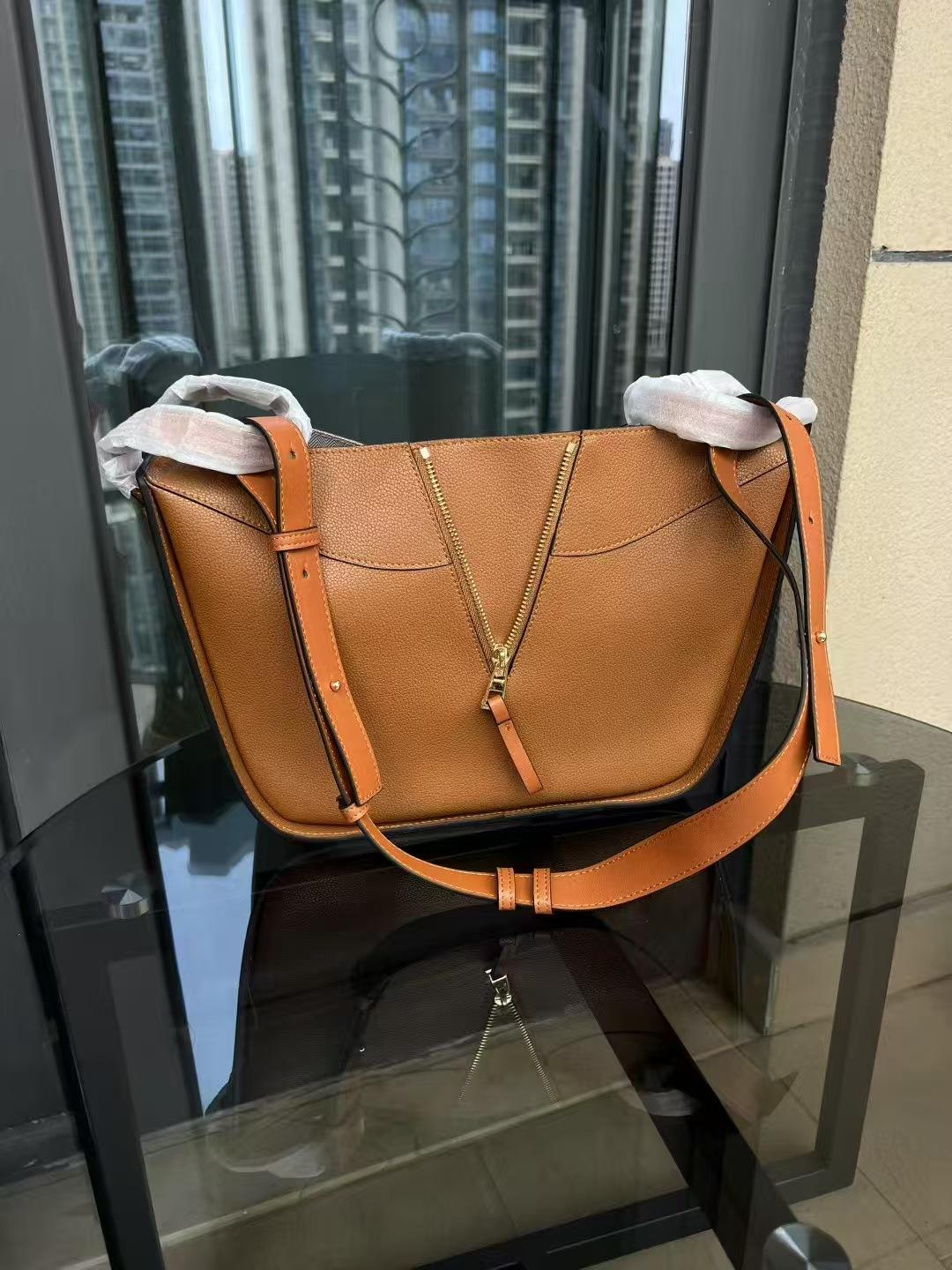 

Женская сумка 2025 и новый стиль Итальянская мода Однотонная кожаная сумка под мышкой Повседневная холщовая сумка-тоут Мягкая текстура Женская сумка 27x14x21cm хаки