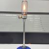 Aluminiowa lampa gazowa o wydłużonym czasie palenia, metaliczna faktura, dla entuzjastów biwakowania na odludziu i aktywności na świeżym powietrzu