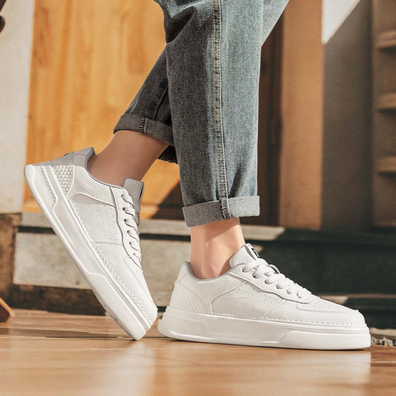 Herrenschuhe 2025 neuer Frühlingstrend, hochwertiger Sinn vielseitige weiße Schuhe, Sport- und Freizeit Leder Board Schuhe mit dicker Sohle und Höhenvergrößerung