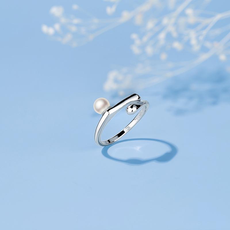 Dvojitý stupňovitý prsten s imitací perly, ženskost, jednoduché nepravidelné linie, zapínání na prsten, nastavitelný ukazováček