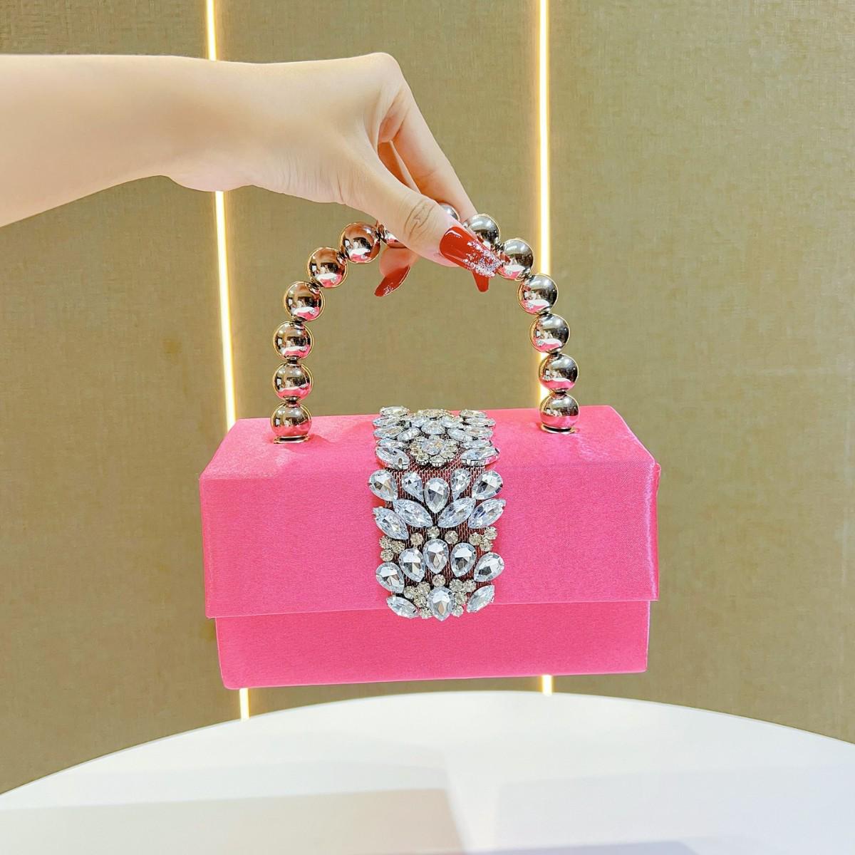 

Пересмотренный: «Элегантная атласная сумочка-клатч во французском стиле со стразами и жемчугом для женщин» розы красного