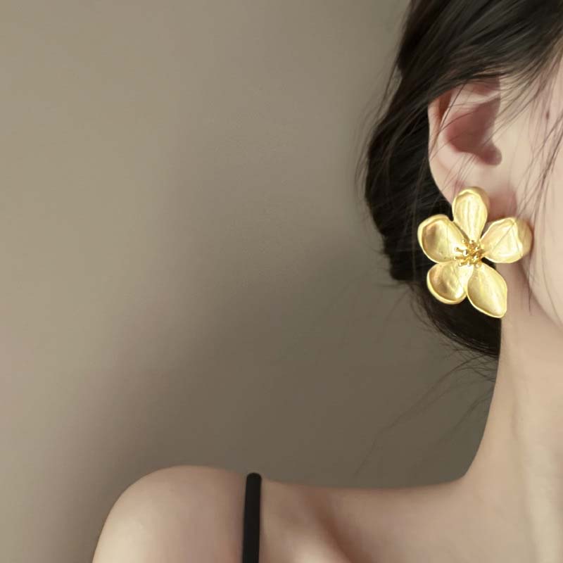 Vintage Gold Matte Texture Flower Stud Earrings for Women Girls Exaggerated Metal Irregular Earrings Jewelry Gifts