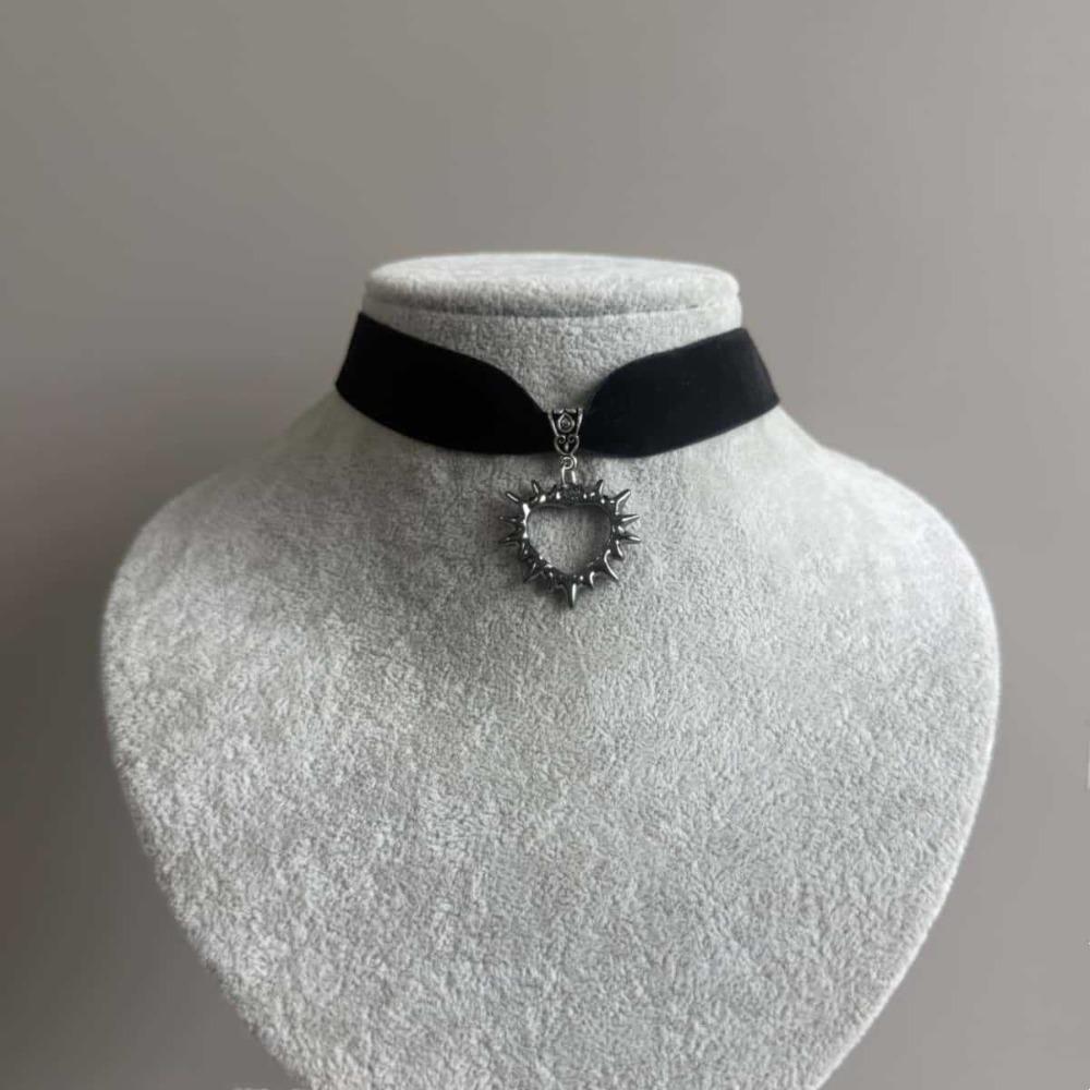 Gothic Sliver Color Thorn Hollowed Heart Pendant Black Velvet Choker Necklace for Women Men Halloween Party Vampire Jewelry Gift