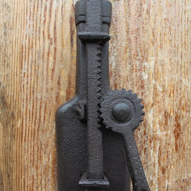 European Vintage Home Bar Decor Cast Iron Wall Mounted Wine Bottle Opener