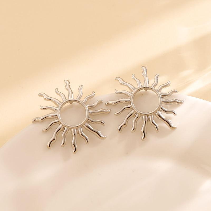 

Золотые полые серьги-гвоздики в форме солнца для женщин серебряный