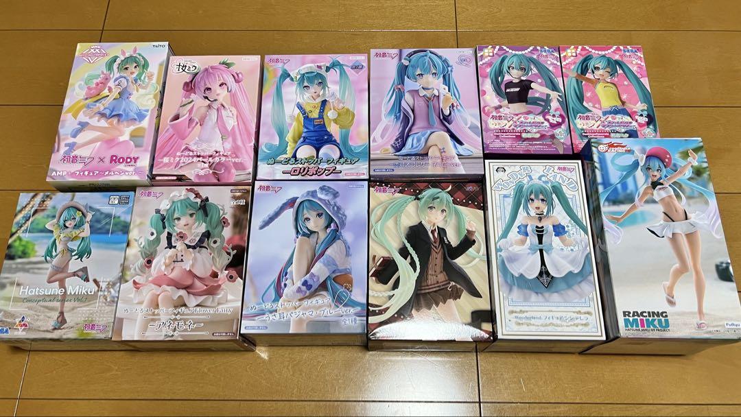 

[USED] Hatsune Miku figure set of 12