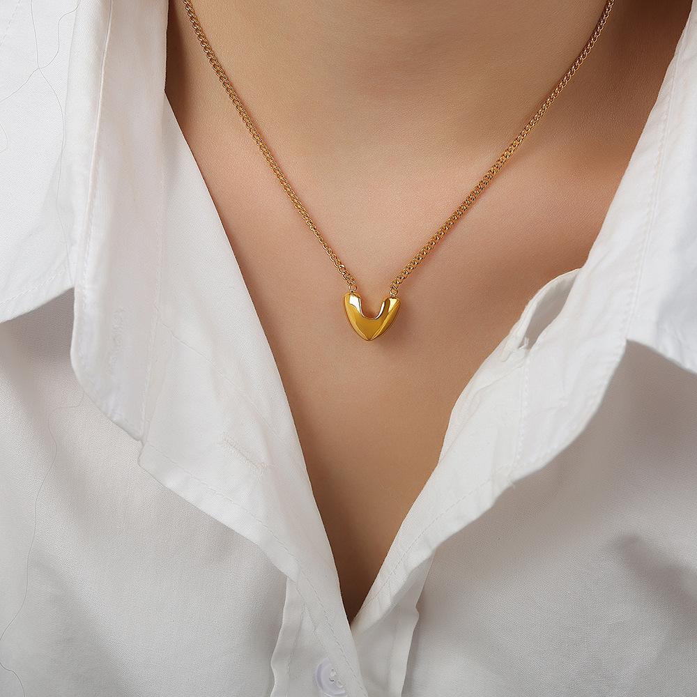 New Smooth Titanium Steel 18K Gold Temperament Earrings Creative Design Peach Heart Pendant Necklace Earrings Set