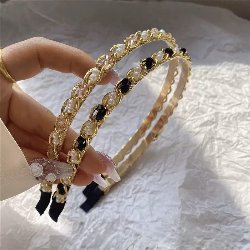 Elegantes handgefertigtes Perlenhaarband mit Kettenakzent