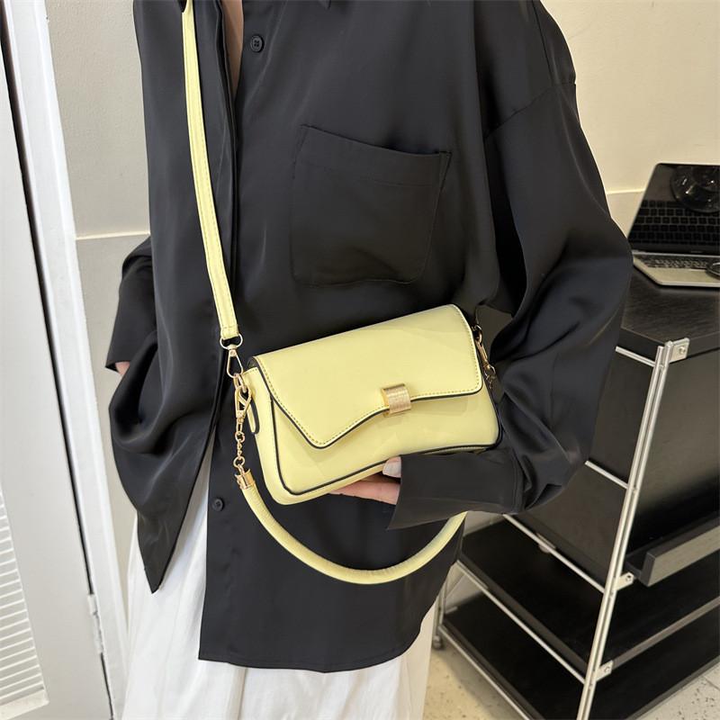 Trendy Street Style Underarm Bag For Women Stylish Medium Sized Crossbody Bag With Magnetic Closure