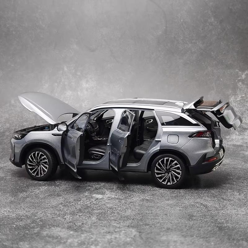 Original 1:18 scale alloy car model for the new X7 new energy SUV, perfect for collectors