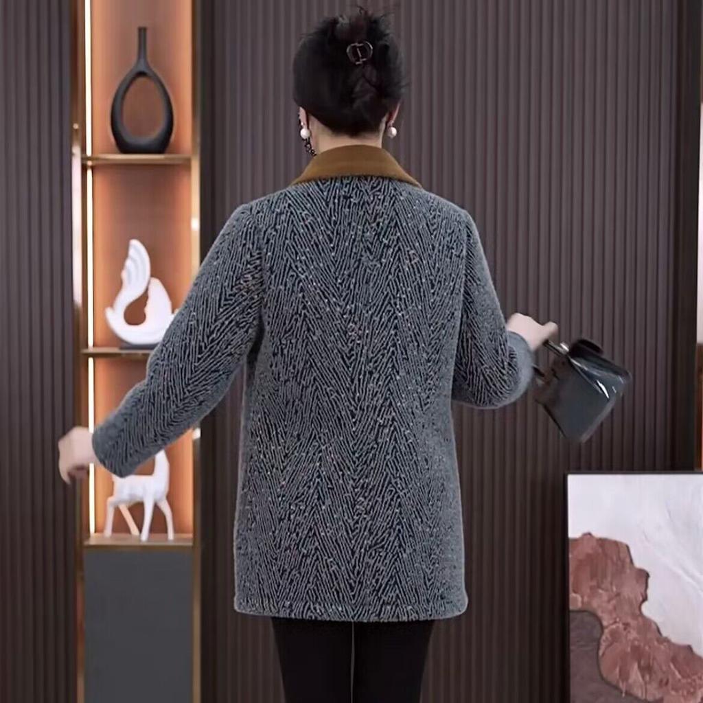 Middle-aged Mothers Wear Long Coats In Autumn and Winter Clothes. New Middle-aged and Elderly Women Wear Plaid Square Collars.