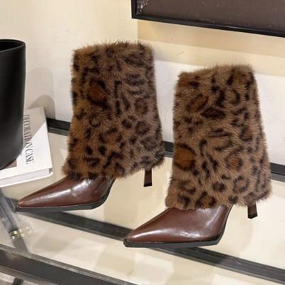 Botas de neve femininas de pele de leopardo, salto alto, bico fino, sapatos de pelúcia, tendência feminina de inverno 2025, botas femininas confortáveis e elegantes