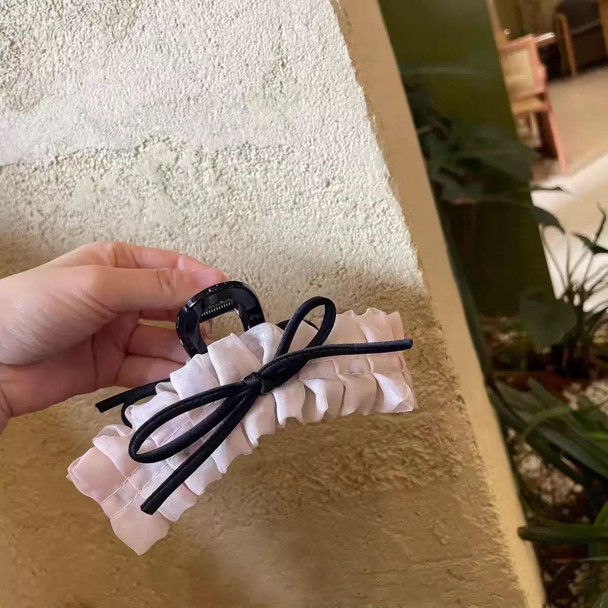

French Balletcore Hair Claw Clip for Girls Ruffle Lace Bow Clamp with Flounce Detail Premium Hair Shark Claw Elegant Hair Holder рожевий