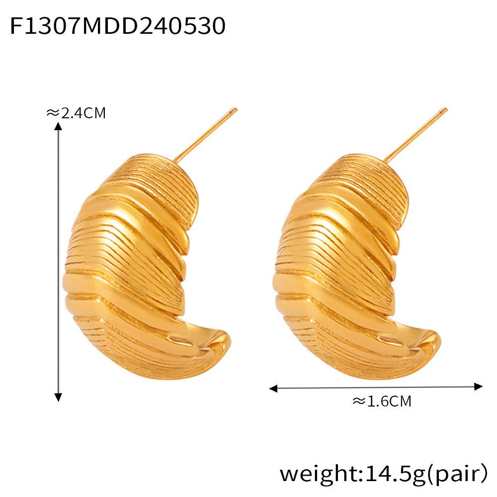 Vintage French Feather-Shaped Earrings, Elegant 18K Gold-Plated Titanium Steel, Retro Design, Versatile New Jewelry.