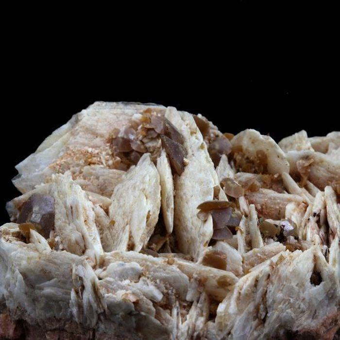 Pierres et Minéraux. Wulfenite + Baryte. 772.5 ct. Lantignié, France..