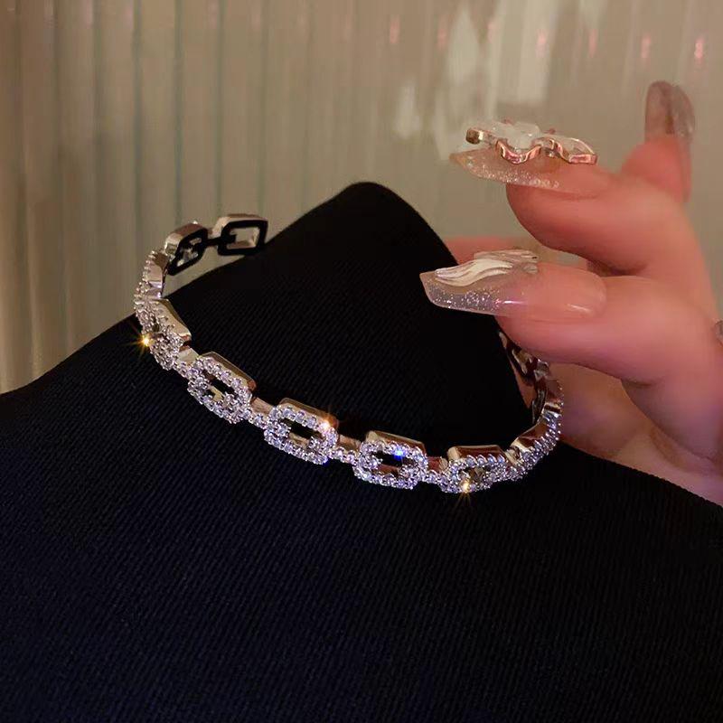 Elegant Hollow Geometric Minimalist Bracelet for Women - Exquisite Light Luxury Design