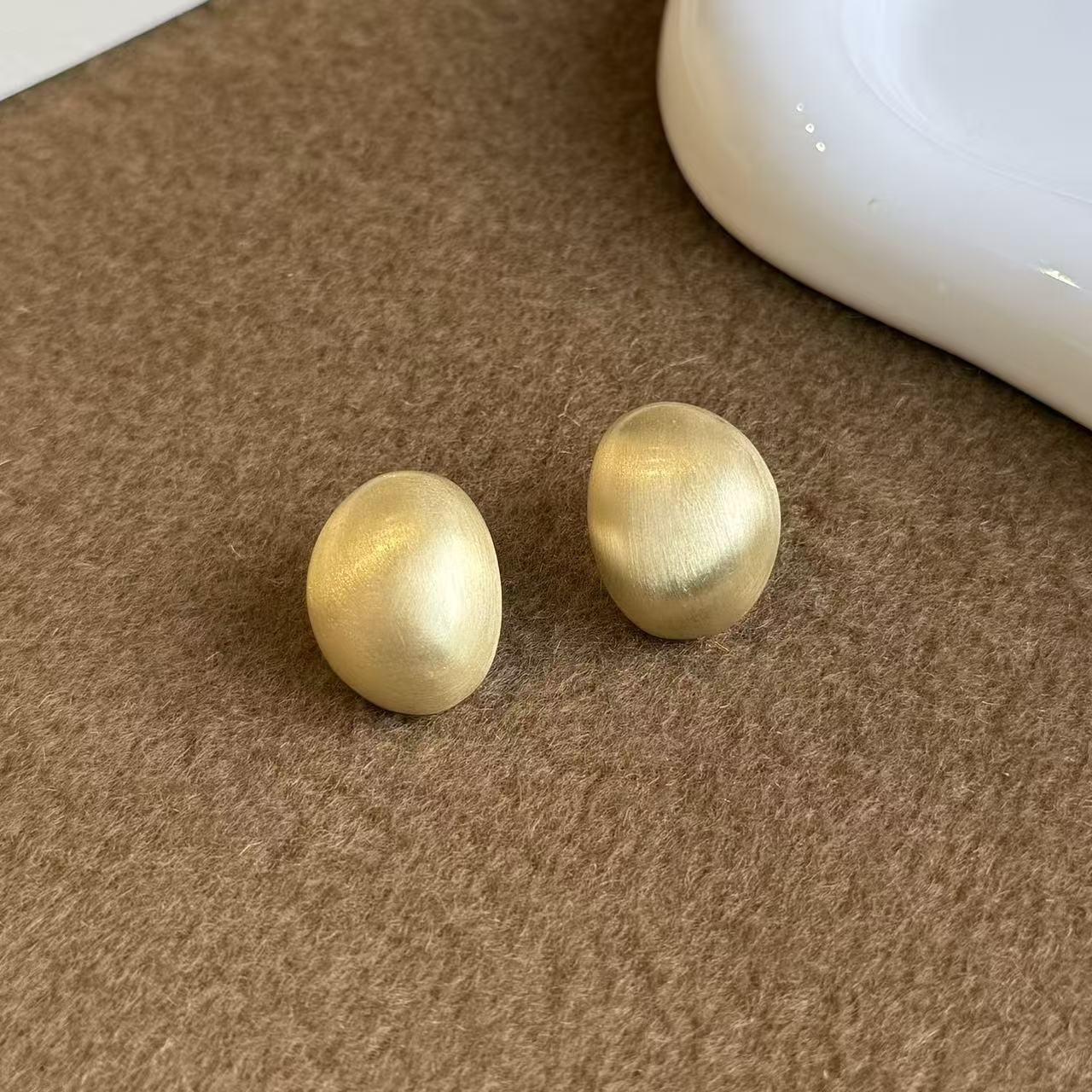 Матовые матовые круглые серьги-гвоздики с текстурой - Универсальный высококлассный аксессуар 2024