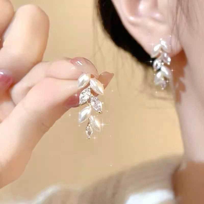 Koreanischer Stil Nicht-Piercing Ohrclip mit langem Quaste, Perlmutt Schmetterlings Design für Damen - High-End, Coole Mode.