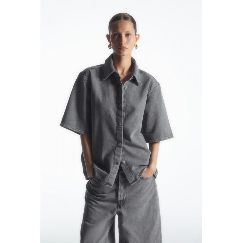 

COS Японская джинсовая рубашка с коротким рукавом washed grey/32