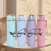 1PC Black wave cursive band text print 750ml colorful plastic sports water bottle leakproof pop up lid with straw for outdoor work home use